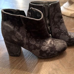 Diba boots size 5.5! The prettiest little boot! Amazing for holidays!